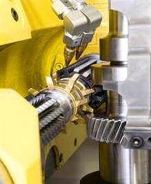 Detailaufnahme eines industriellen Fertigungsprozesses mit einer Maschine, die Metallzahnräder präzise bearbeitet.